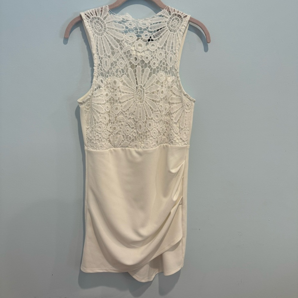 WHITE DRESS WORN ONCE
*size 8*
No signs of wear
Was dry cleaned after worn